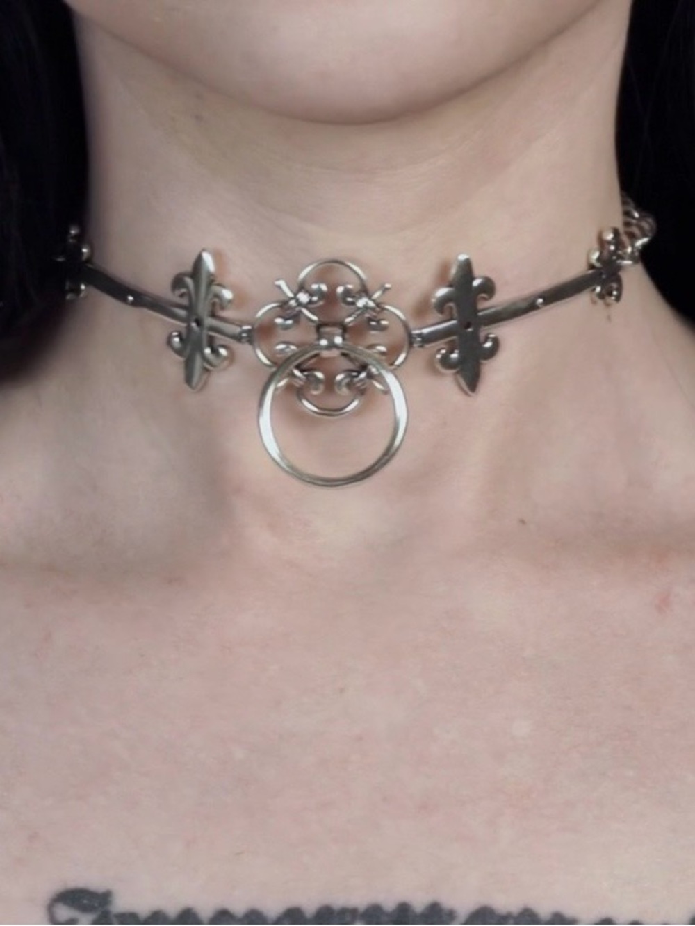 Regal Rose Fortress Silver Ring Choker Necklace - Women Jewelry - Picture 3 of 4
